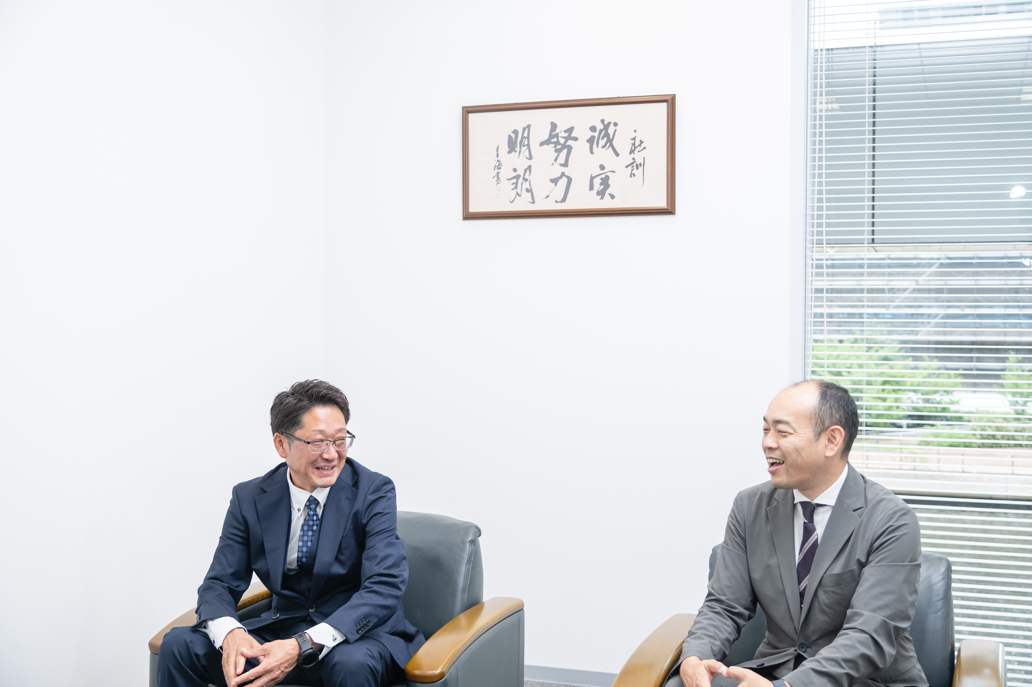 補助金を活用した設備提案について対談するお二人