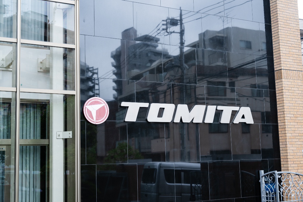 株式会社トミタの社名が掲げられた建物